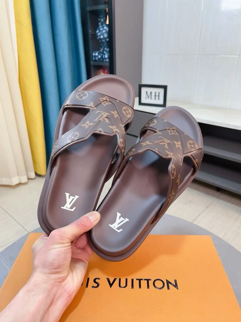 Men's shoes 💰360🌹🌹 (lv-Louis Vuitton) new men's sandals, high-end boutique, exquisite embossed logo decoration on the upper, fine workmanship, super soft soles, casual, loose and comfortable, a must-have in summer! \nsize：38-44
